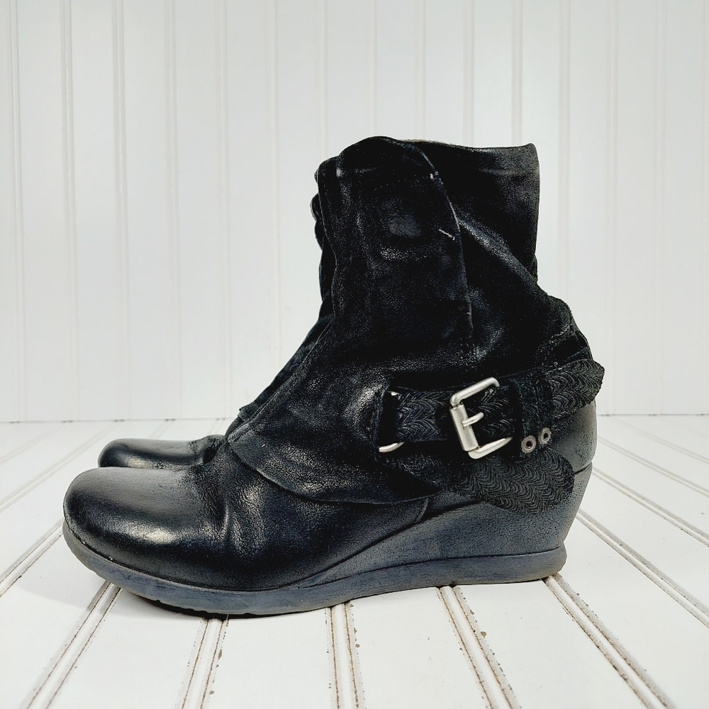Miz Mooz Margie Black Buckle Moto Bootines 38 (7-7.5)